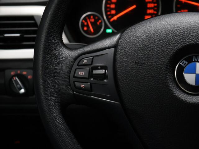 BMW 3-SERIE Touring 318i Corporate Lease [PDC ACHTER, CRUISE CONTROL, BLUETOOTH, ELEKTRISCHE ACHTERKLEP, NAVIGATIE, CLIMATE, NIEUWSTAAT]
