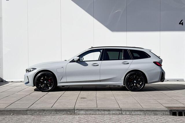 BMW 3-SERIE Touring 330e xDrive M-Sport Pro / 19" / Trekhaak / Getinte Ramen / Glazen schuifdak