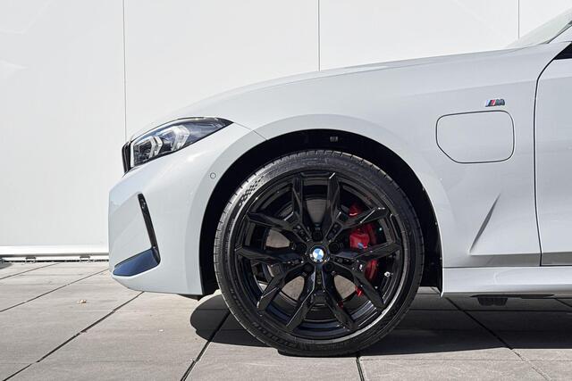 BMW 3-SERIE Touring 330e xDrive M-Sport Pro / 19" / Trekhaak / Getinte Ramen / Glazen schuifdak