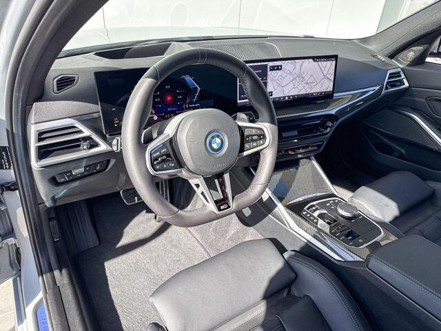 BMW 3-SERIE Touring 330e xDrive M-Sport Pro / 19" / Trekhaak / Getinte Ramen / Glazen schuifdak