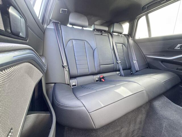 BMW 3-SERIE Touring 330e xDrive M-Sport Pro / 19" / Trekhaak / Getinte Ramen / Glazen schuifdak