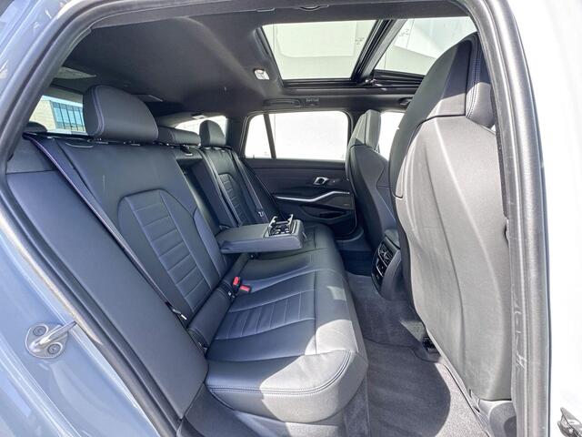 BMW 3-SERIE Touring 330e xDrive M-Sport Pro / 19" / Trekhaak / Getinte Ramen / Glazen schuifdak