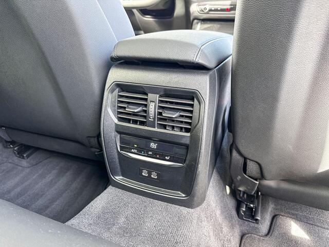 BMW 3-SERIE Touring 330e xDrive M-Sport Pro / 19" / Trekhaak / Getinte Ramen / Glazen schuifdak