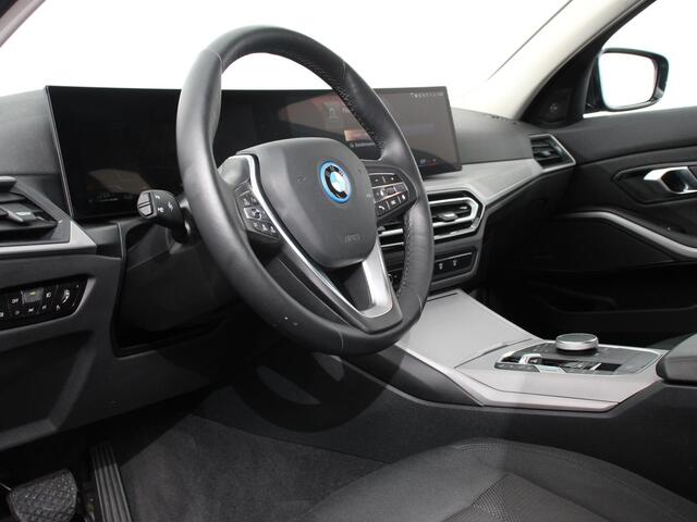 BMW 3-SERIE Touring 320e Plug in Hybride Climate control Adaptive Cruise Control Parkeersensoren Navigatie LED Apple Carplay/ Android Auto Camera