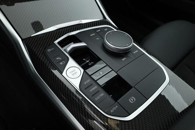 BMW 3-SERIE Touring 330e M-Sport Pro | Rijklaar! | Pano | Widescreen | ShadowLine | HUD | Camera+PDC | Memory | Sfeerverl. | Dodehoek | Adapt. Cruise | Elek. klep | Nav+App.Connect V
