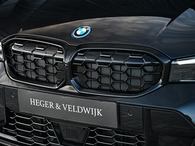 BMW 3-SERIE Touring 330e xDrive M sport | Accu 19,5kWh | Trekhaak | Panorama dak | Active Cruise | Camera | Ambiance interieur