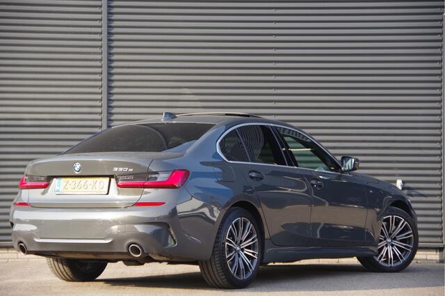 BMW 3-SERIE 330e M-SPORT SCHUIFDAK, INDIVIDUAL LEDER, LASER, HUD, HARMAN/KARDON, ADAPT. CRUISE, SPORTSTOELEN, DRAVIT GRAU