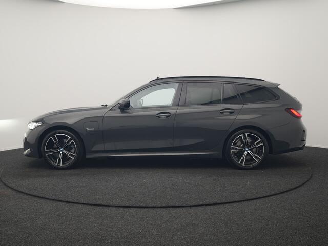 BMW 3-SERIE Touring 330e M Sport PHEV 293pk Dealer O.H. | Dravitgrau | Trekhaak Af Fabriek | Panodak | Head Up | Camera | Lederen Sportstoelen Verwarmd | Sfeerverlichting | Apple Carplay | Keyless | Blis | Cruise Control | Navigatie | DAB | Plug I
