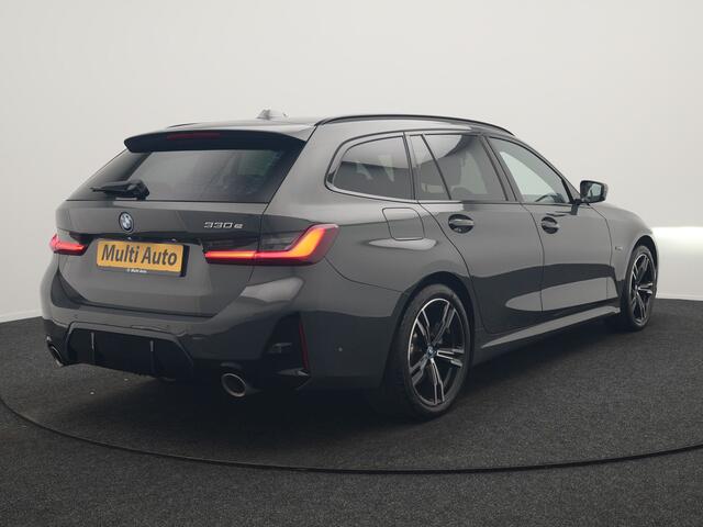 BMW 3-SERIE Touring 330e M Sport PHEV 293pk Dealer O.H. | Dravitgrau | Trekhaak Af Fabriek | Panodak | Head Up | Camera | Lederen Sportstoelen Verwarmd | Sfeerverlichting | Apple Carplay | Keyless | Blis | Cruise Control | Navigatie | DAB | Plug I