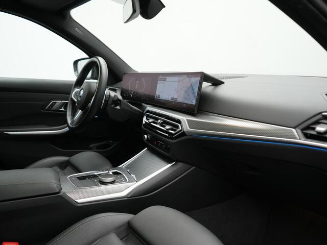 BMW 3-SERIE Touring 330e M Sport PHEV 293pk Dealer O.H. | Dravitgrau | Trekhaak Af Fabriek | Panodak | Head Up | Camera | Lederen Sportstoelen Verwarmd | Sfeerverlichting | Apple Carplay | Keyless | Blis | Cruise Control | Navigatie | DAB | Plug I