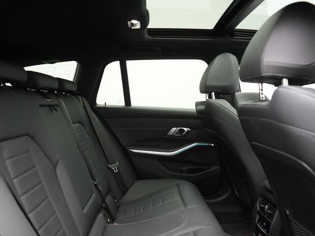 BMW 3-SERIE Touring 330e M Sport PHEV 293pk Dealer O.H. | Dravitgrau | Trekhaak Af Fabriek | Panodak | Head Up | Camera | Lederen Sportstoelen Verwarmd | Sfeerverlichting | Apple Carplay | Keyless | Blis | Cruise Control | Navigatie | DAB | Plug I