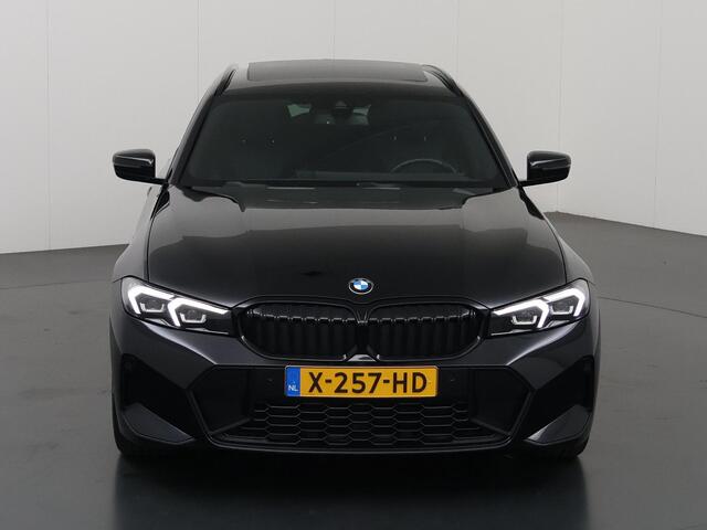 BMW 3-SERIE Touring 320i | M-Pakket | Panoramadak | Trekhaak Ele.wegklapbaar | Apple CarPlay/Android Auto | Curved Display | Stuur/Stoelverwarming | Interieur Verlichting | Sportstoelen | Camera | DAB | Ele. kofferdeksel |