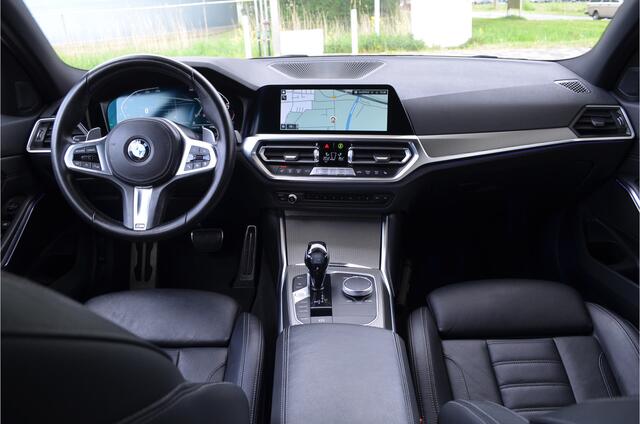 BMW 3-SERIE 318i M Sport Pakket | Sfeer | Camera | Carplay | Led | Live Cockpit Pro | Leer | NL Auto! Stoelverw. | Shadow-line |