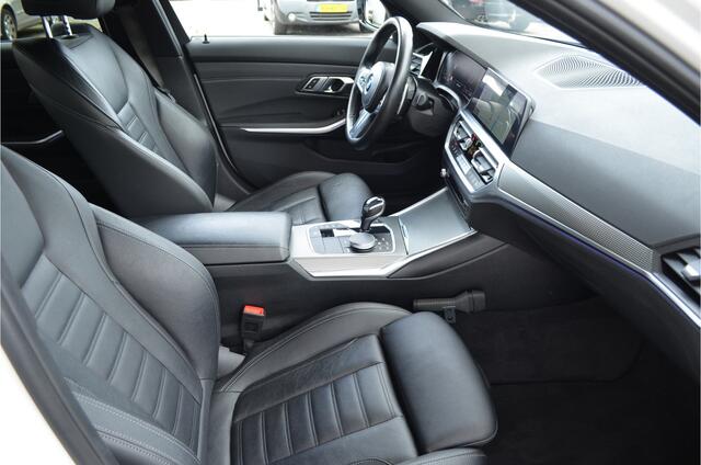 BMW 3-SERIE 318i M Sport Pakket | Sfeer | Camera | Carplay | Led | Live Cockpit Pro | Leer | NL Auto! Stoelverw. | Shadow-line |