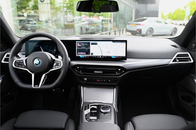 BMW 3-SERIE Touring 330e M Sport Automaat / Panoramadak / Trekhaak / Sportstoelen / Achteruitrijcamera / Comfort Access / Active Cruise Control / Adaptieve LED / Stuurverwarming