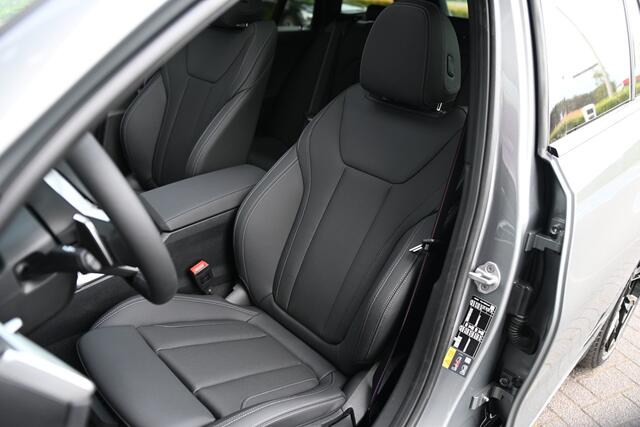 BMW 3-SERIE Touring 330e M Sport Automaat / Panoramadak / Trekhaak / Sportstoelen / Achteruitrijcamera / Comfort Access / Active Cruise Control / Adaptieve LED / Stuurverwarming
