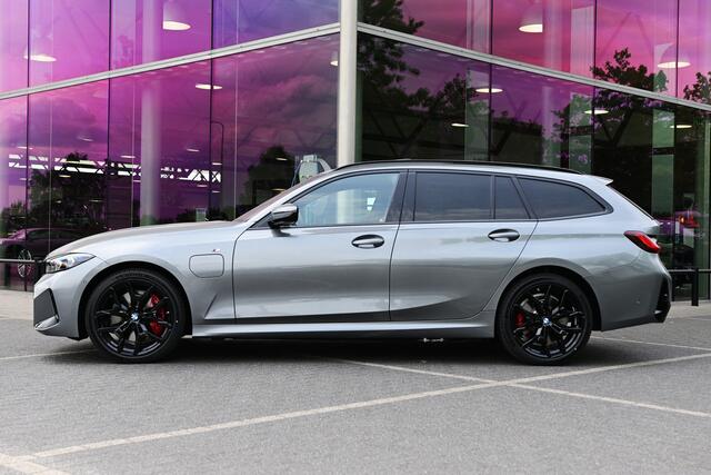 BMW 3-SERIE Touring 330e M Sport Automaat / Panoramadak / Trekhaak / Sportstoelen / Achteruitrijcamera / Comfort Access / Active Cruise Control / Adaptieve LED / Stuurverwarming