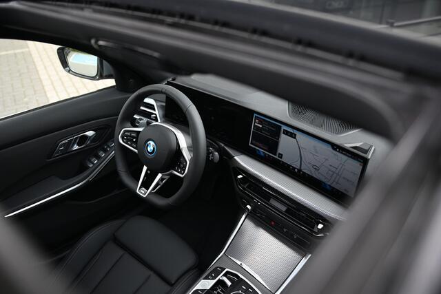 BMW 3-SERIE Touring 330e M Sport Automaat / Panoramadak / Trekhaak / Sportstoelen / Achteruitrijcamera / Comfort Access / Active Cruise Control / Adaptieve LED / Stuurverwarming
