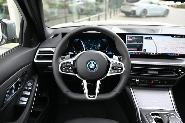 BMW 3-SERIE Touring 330e M Sport Automaat / Panoramadak / Trekhaak / Sportstoelen / Achteruitrijcamera / Comfort Access / Active Cruise Control / Adaptieve LED / Stuurverwarming