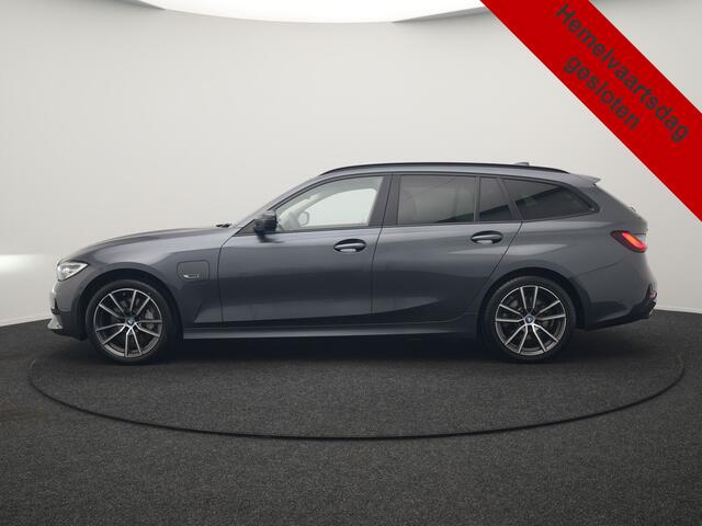 BMW 3-SERIE Touring 330e xDrive 292pk Dealer O.H. PHEV | Cruise Control | Camera | Lederen Sportstoelen Verwarmd | Apple Carplay | Blis | Park Assistant | Navigatie | DAB | Virtual | 18''L.M. | Plug In Hybrid |