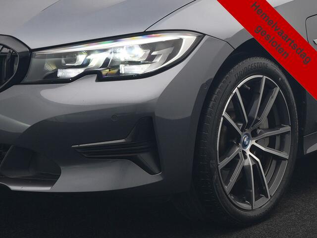 BMW 3-SERIE Touring 330e xDrive 292pk Dealer O.H. PHEV | Cruise Control | Camera | Lederen Sportstoelen Verwarmd | Apple Carplay | Blis | Park Assistant | Navigatie | DAB | Virtual | 18''L.M. | Plug In Hybrid |