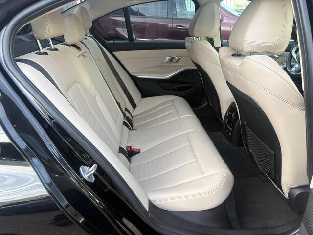 BMW 3-SERIE 320i High Executive Keyless, clima, stoelverwarming, pdc, cruise