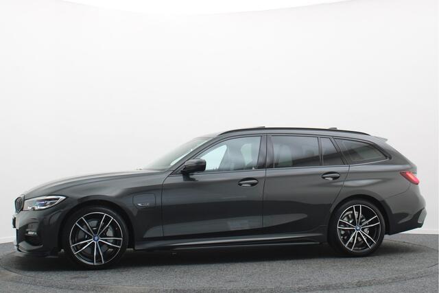 BMW 3-SERIE Touring 330e Business Edition Plus M-sport Panoramadak, M-Sportstoelen, Carbon, Camera, Elektr. Trekhaak, 19''