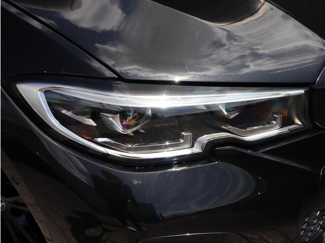 BMW 3-SERIE Touring 320e xDrive High Executive M Sport Pakket Automaat / Live Cockpit Professional / Adaptief M Onderstel / Panoramadak / Stoelverwarming / Extra Getint Glas / LED / 19 Inch / Hifi / Lichtpakket
