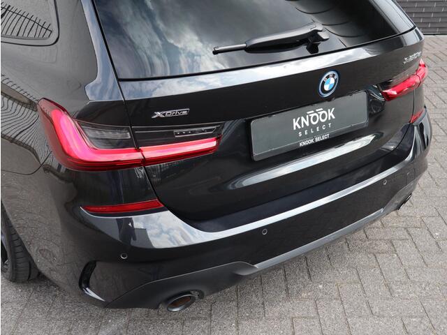 BMW 3-SERIE Touring 320e xDrive High Executive M Sport Pakket Automaat / Live Cockpit Professional / Adaptief M Onderstel / Panoramadak / Stoelverwarming / Extra Getint Glas / LED / 19 Inch / Hifi / Lichtpakket