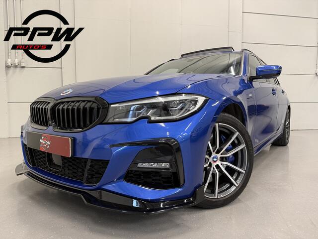 BMW 3-SERIE Touring 330e M-Sport PERFORMANCE BODYKIT PANO/HEAD-UP/H&K/MEMORY/LASER/ACC/360CAMERA/KEYLESS/18"/PRIVACY/PORTIMAO-BLUE METALLIC/VOLLEDIGE OH HISTORIE,NET OH BEURT GEHAD!!