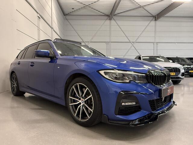 BMW 3-SERIE Touring 330e M-Sport PERFORMANCE BODYKIT PANO/HEAD-UP/H&K/MEMORY/LASER/ACC/360CAMERA/KEYLESS/18"/PRIVACY/PORTIMAO-BLUE METALLIC/VOLLEDIGE OH HISTORIE,NET OH BEURT GEHAD!!