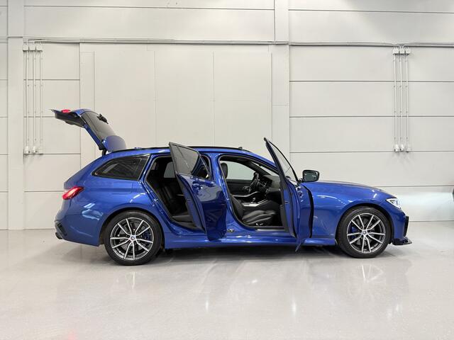 BMW 3-SERIE Touring 330e M-Sport PERFORMANCE BODYKIT PANO/HEAD-UP/H&K/MEMORY/LASER/ACC/360CAMERA/KEYLESS/18"/PRIVACY/PORTIMAO-BLUE METALLIC/VOLLEDIGE OH HISTORIE,NET OH BEURT GEHAD!!