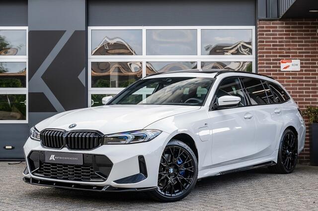 BMW 3-SERIE Touring 330e xDrive M-Sport | Panorama | Harman/Kardon | Memory | Trekhaak | Parking Ass. Plus | 19' Inch |