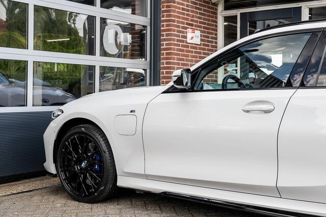 BMW 3-SERIE Touring 330e xDrive M-Sport | Panorama | Harman/Kardon | Memory | Trekhaak | Parking Ass. Plus | 19' Inch |