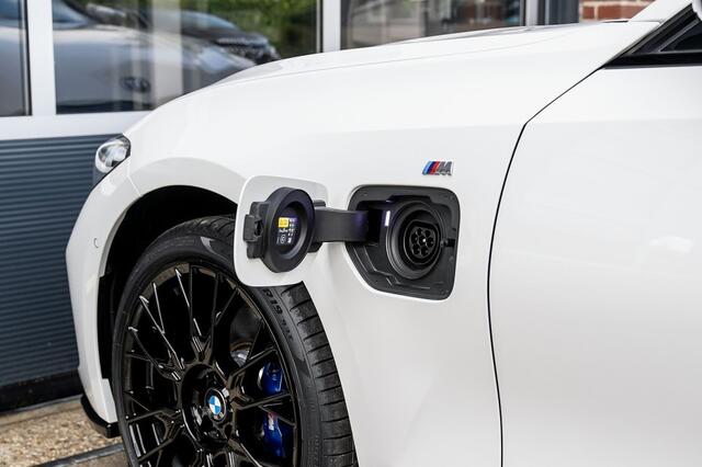 BMW 3-SERIE Touring 330e xDrive M-Sport | Panorama | Harman/Kardon | Memory | Trekhaak | Parking Ass. Plus | 19' Inch |