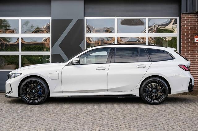 BMW 3-SERIE Touring 330e xDrive M-Sport | Panorama | Harman/Kardon | Memory | Trekhaak | Parking Ass. Plus | 19' Inch |
