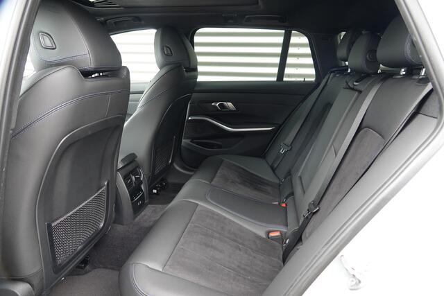 BMW 3-SERIE Touring 330e xDrive M-Sport | Panoramadak | HUD | Facelift | Camera |