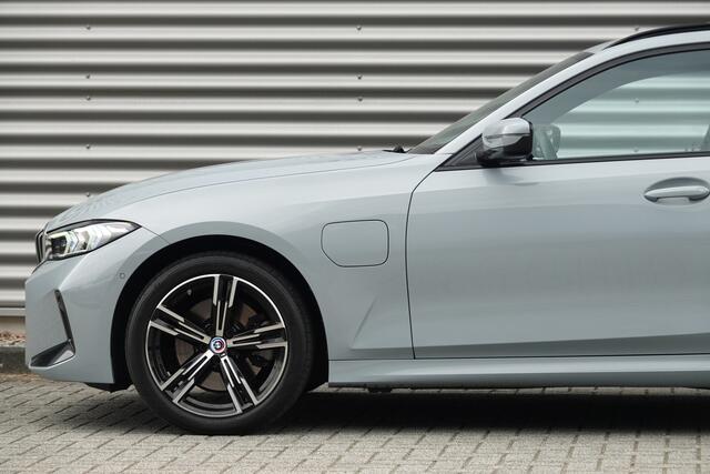 BMW 3-SERIE Touring 330e xDrive M-Sport | Panoramadak | HUD | Facelift | Camera |