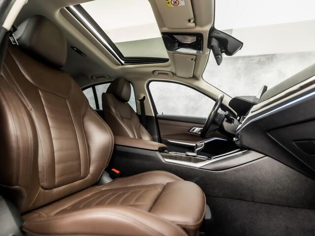 BMW 3-SERIE 330e High Executive 252Pk Automaat (SCHUIFDAK, DEALER ONDERHOUDEN, APPLE CARPLAY, GROOT NAVI, CAMERA, GETINT GLAS, BRUIN LEDER, SPORTSTOELEN, STUUR/STOELVERWARMING, SFEERVERLICHTING, NIEUWSTAAT)