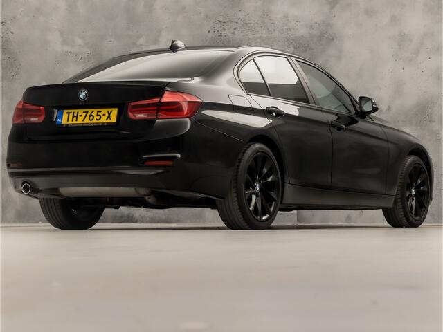 BMW 3-SERIE 318i Sportline Automaat (GROOT NAVI, BLACK PACK, CLIMATE, PARKEERSENSOREN, SPORTSTOELEN, LED KOPLAMPEN, CRUISE, NIEUWE APK, NIEUWSTAAT)