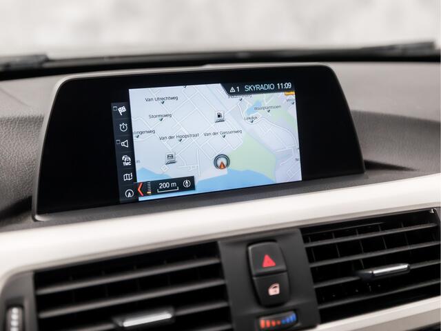 BMW 3-SERIE 318i Sportline Automaat (GROOT NAVI, BLACK PACK, CLIMATE, PARKEERSENSOREN, SPORTSTOELEN, LED KOPLAMPEN, CRUISE, NIEUWE APK, NIEUWSTAAT)