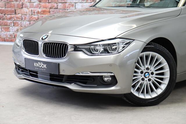 BMW 3-SERIE Touring 320i High Executive Luxury Line Automaat / Navigatiesysteem Professional / Panoramadak / Adaptieve Cruise Control / Trekhaak / Head-Up Display / Stoelverwarming / LED/ Achteruitrijcamera / Stuurwielverwarming / Elektrisch Verstelbare Stoelen