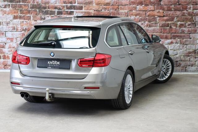 BMW 3-SERIE Touring 320i High Executive Luxury Line Automaat / Navigatiesysteem Professional / Panoramadak / Adaptieve Cruise Control / Trekhaak / Head-Up Display / Stoelverwarming / LED/ Achteruitrijcamera / Stuurwielverwarming / Elektrisch Verstelbare Stoelen