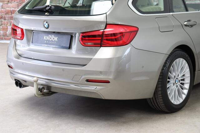 BMW 3-SERIE Touring 320i High Executive Luxury Line Automaat / Navigatiesysteem Professional / Panoramadak / Adaptieve Cruise Control / Trekhaak / Head-Up Display / Stoelverwarming / LED/ Achteruitrijcamera / Stuurwielverwarming / Elektrisch Verstelbare Stoelen