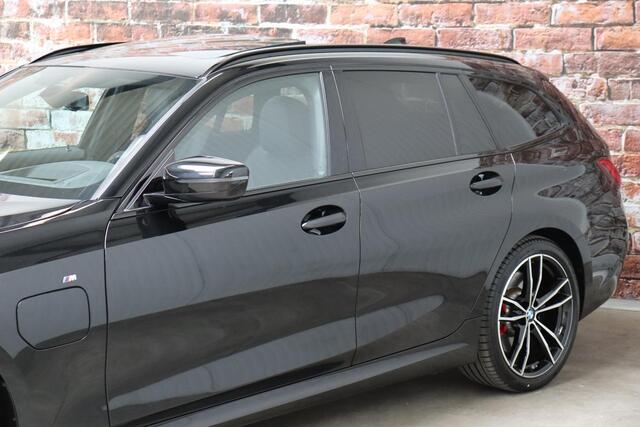 BMW 3-SERIE Touring 330e Business Edition Plus M Sport Pakket Automaat / Navigatiesysteem Professional / Head-Up Display / Panoramadak / Adaptief M Onderstel / Stoelverwarming / HiFi / Adaptieve Cruise Control / Leder / 19 Inch /