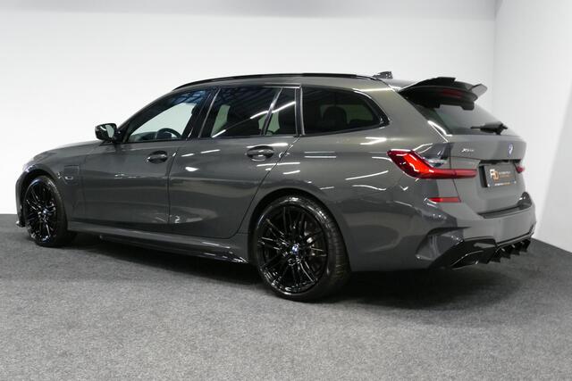 BMW 3-SERIE Touring 320e xDrive M Sport / M340i Diffuser / Black Diamond M Grille / M340i M Sport bumper pakket / Schuif-/kanteldak / Elektr. verstelbare voorstoelen (links met memory) / Stoelverwarming / Apple Carplay - Android Auto / Achteruitrijcamera / Ambienteve