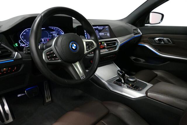 BMW 3-SERIE Touring 320e xDrive M Sport / M340i Diffuser / Black Diamond M Grille / M340i M Sport bumper pakket / Schuif-/kanteldak / Elektr. verstelbare voorstoelen (links met memory) / Stoelverwarming / Apple Carplay - Android Auto / Achteruitrijcamera / Ambienteve