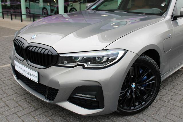 BMW 3-SERIE Touring 330e eDrive High Executive M Sport Automaat / Panoramadak / Sportstoelen / Achteruitrijcamera / LED / Stoelverwarming / Getint glas / Cruise Control
