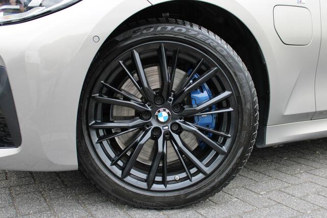 BMW 3-SERIE Touring 330e eDrive High Executive M Sport Automaat / Panoramadak / Sportstoelen / Achteruitrijcamera / LED / Stoelverwarming / Getint glas / Cruise Control