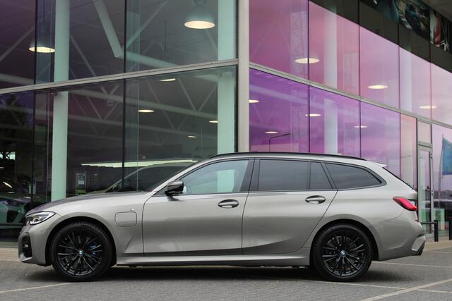 BMW 3-SERIE Touring 330e eDrive High Executive M Sport Automaat / Panoramadak / Sportstoelen / Achteruitrijcamera / LED / Stoelverwarming / Getint glas / Cruise Control